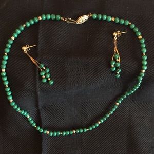 Beautiful green and gold necklace and earl